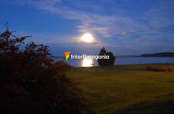 Reflejos de la luna en el lago - Los Antiguos