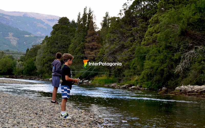 Nios pescando - Villa Lago Meliquina