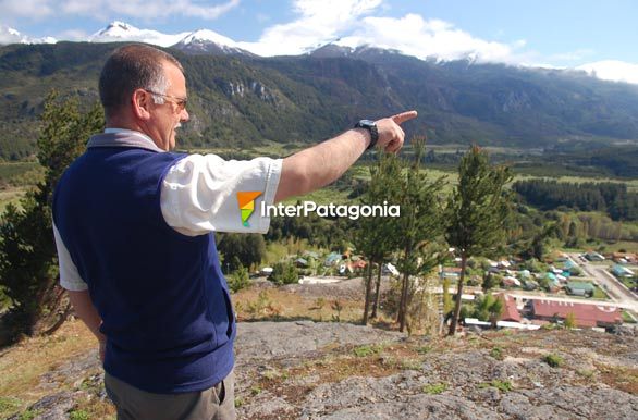 Pointing at the border - Alto Palena