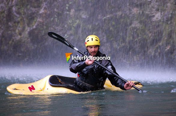 Kayak en el ro Palena - Alto Palena