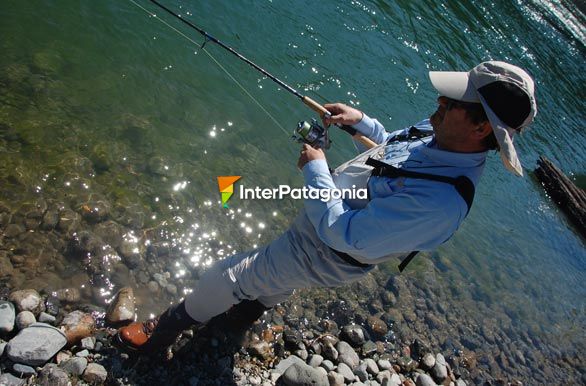 Pablo pescando - Alto Palena