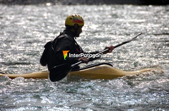 Kayak on the Palena RiverSobre el Río Palena, Kayak