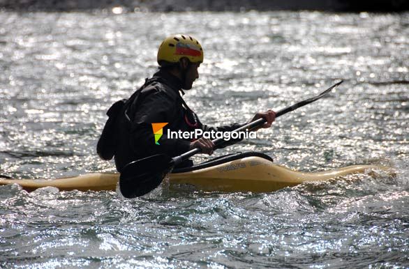 Sobre el ro Palena, Kayak - Alto Palena