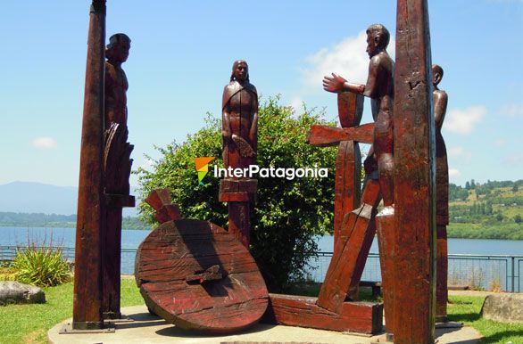 Escultura representativa de la fundación de Panguipulli