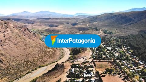 Vista panorámica de Varvarco y el río