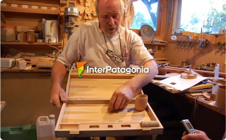 Artesano en madera en Villa Traful