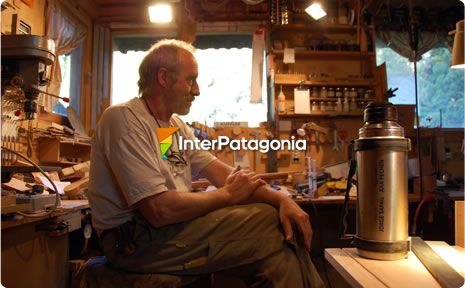 Artesano en madera en Villa Traful