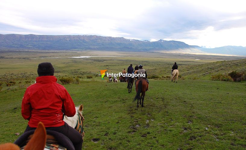 Al fondo, las Torres del Paine