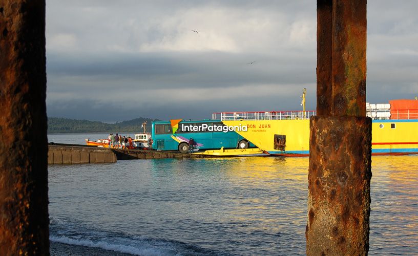 The ferry goes past Carelmapu