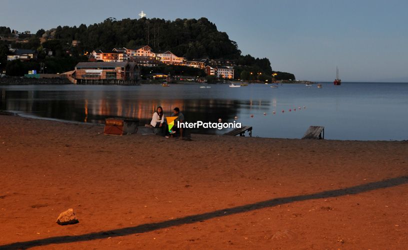 Puerto Varas, apenas iluminada