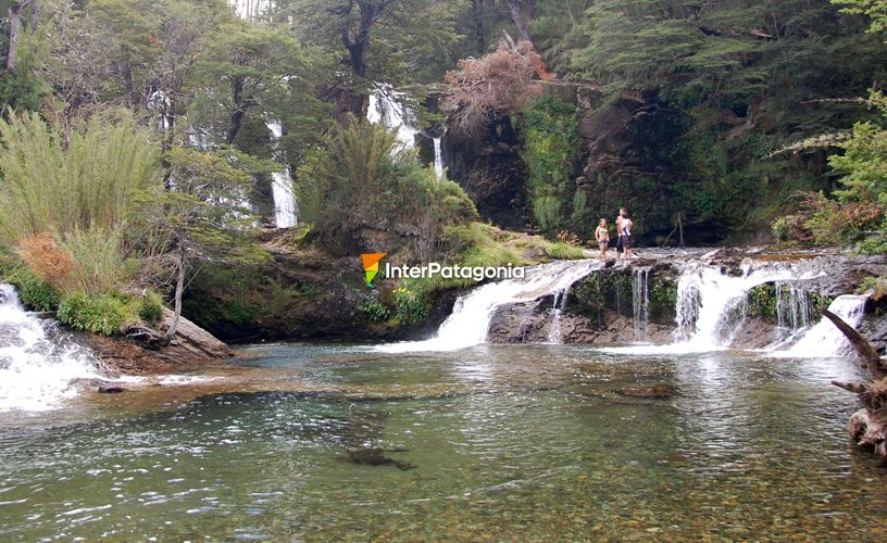 Escondida entre arbóles auténticamente patagónicos