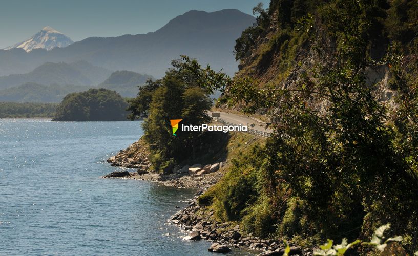 Ruta asfaltada que orilla el lago Panguipulli