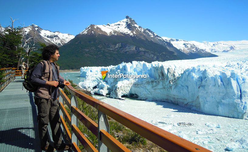 Modernas pasarelas frente al glaciar