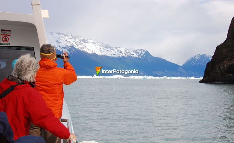 Navegando por el Lago Argentino