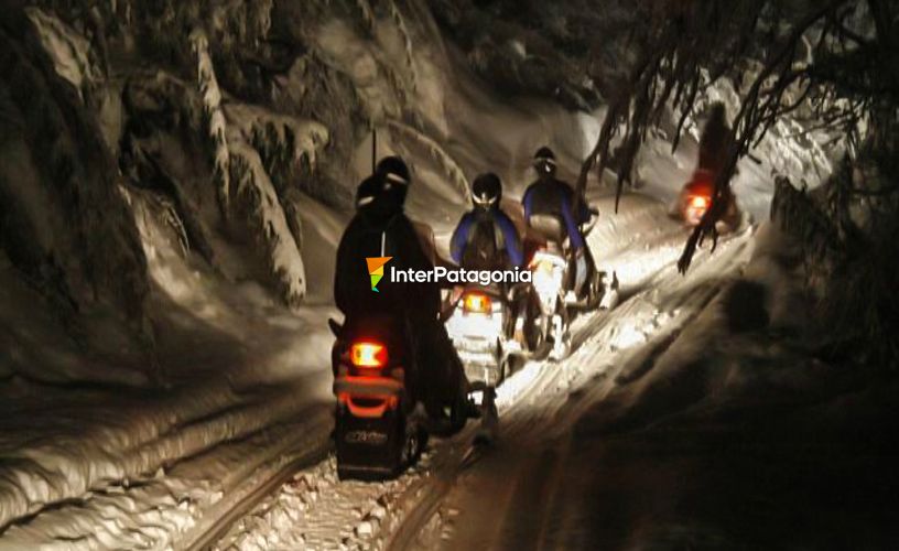 Travesía nocturna en motos de nieve