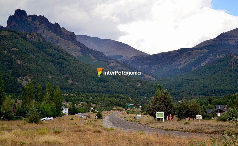 Rodeado de lago y montañas