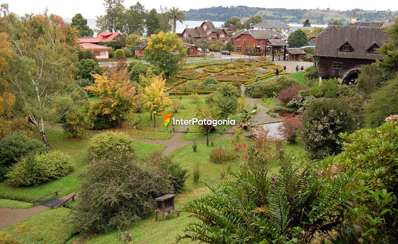 Beautiful gardens with hundred-year-old trees