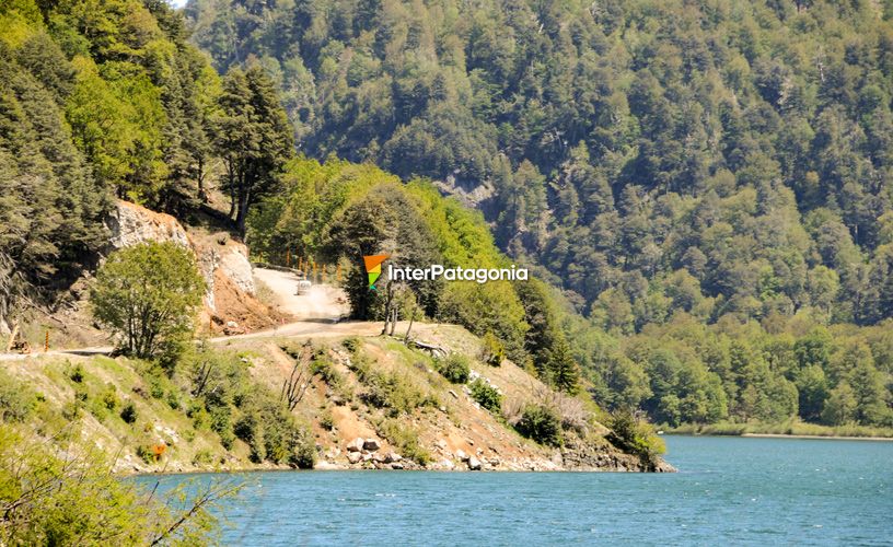 La laguna Quillelhue sobre nuestra derecha