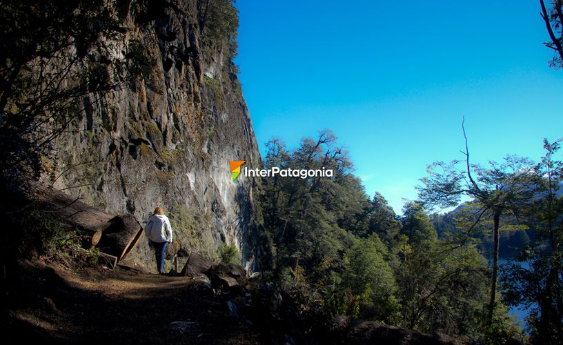 Una enorme pared de piedra