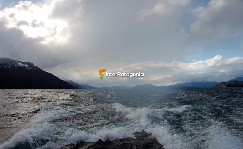 El horizonte del lago Nahuel Huapi