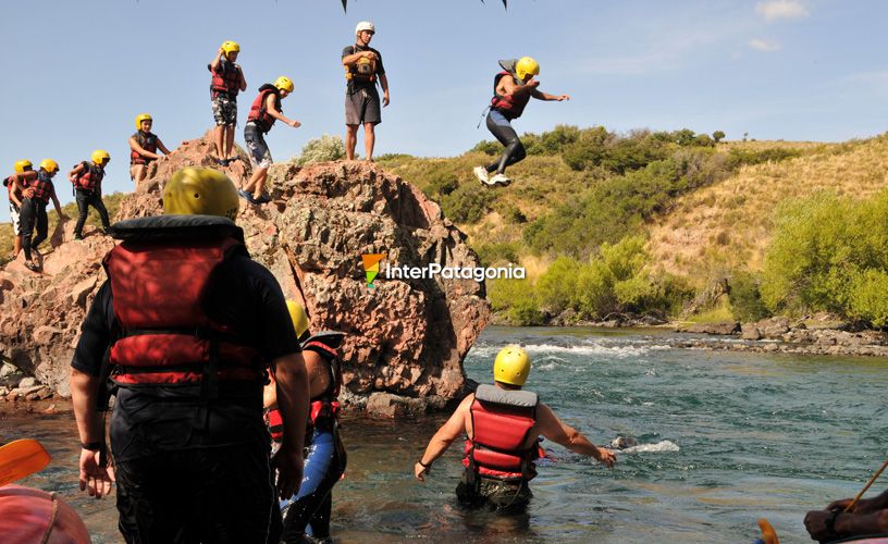 Salto al agua desde una piedra