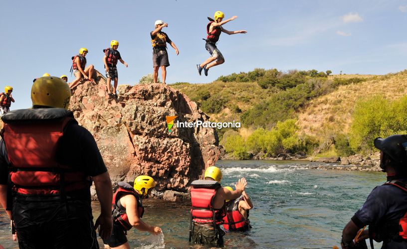 Una gran piedra al costado del río Chimehuin