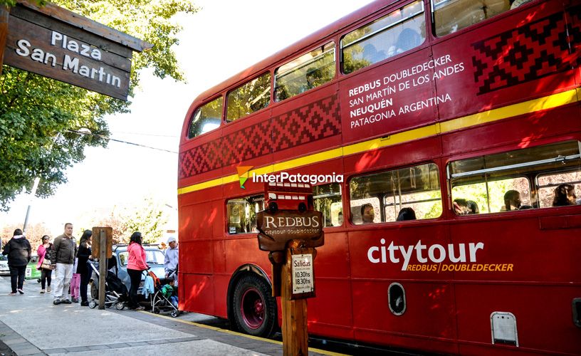 The bus is parked at San Martín Square