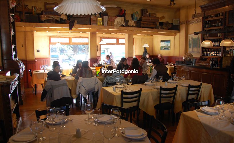 Ample dining-room with original ceilings and columns