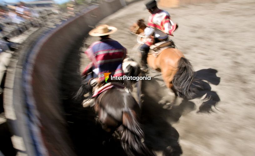 Ambos con taconeo de espuelas y rienda corta