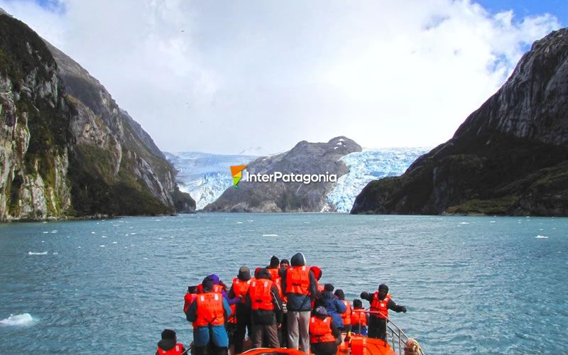 Un paisaje único, rodeado de montañas, glaciares y bosques