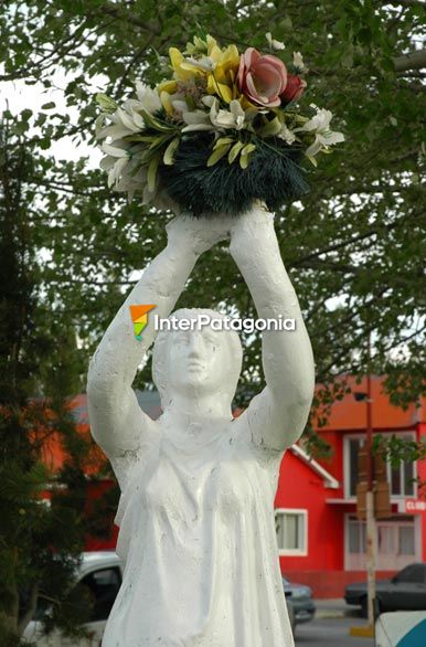 Estatuas en las plazoletas de la Av. G. Ibaez - Cte. Luis Piedra Buena