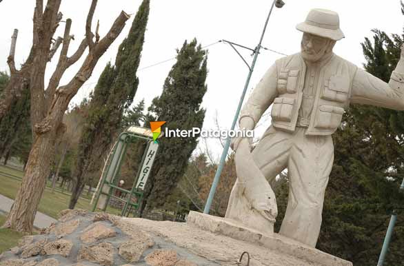 Monumento al Pescador - Piedra del Aguila