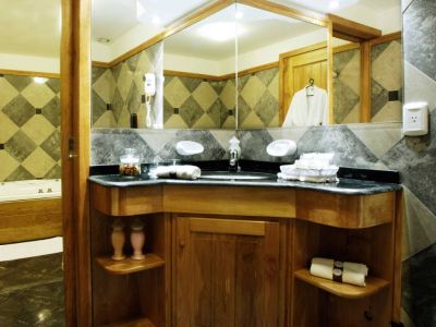 Hoteles 5 estrellas Huinid Bustillo Hotel