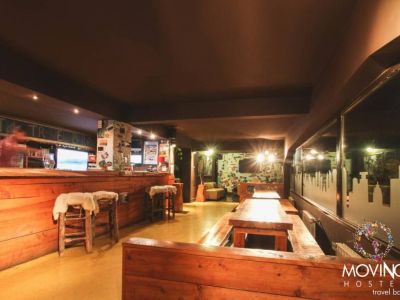 Albergues/Hostels Moving Hostel Travel Bar