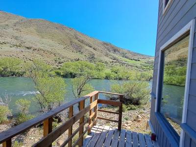 La Cabaña en el campito sobre el Río Alumine