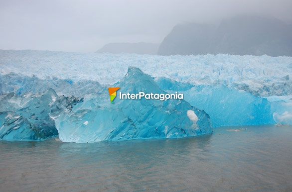 Sorteando bloques de hielo azul - Puerto Aysn