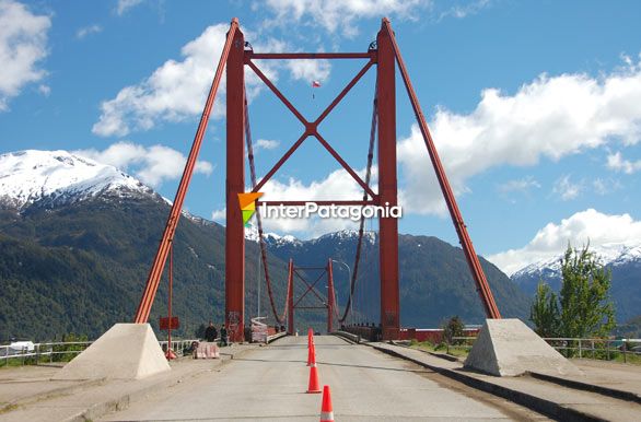 Hermoso puente que une ambas riberas de la ciudad. - Puerto Aysn