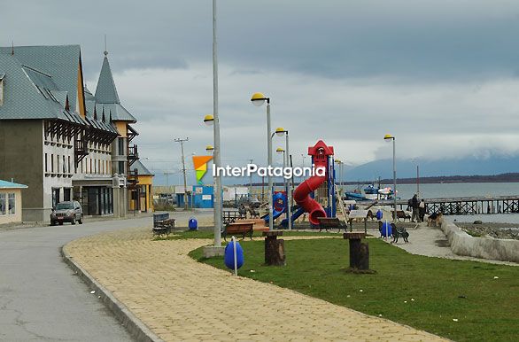 Galera comercial y costa - Puerto Natales