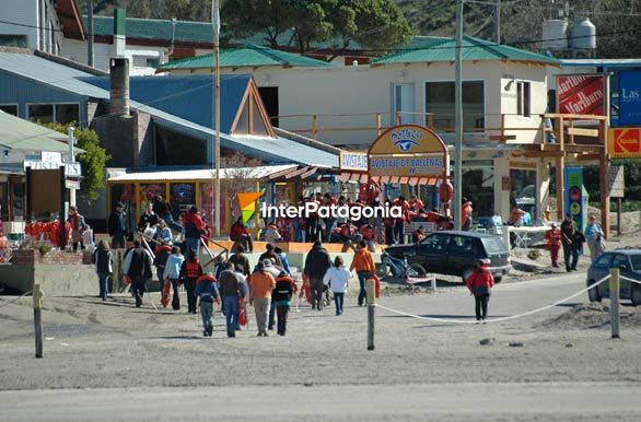 Calle de operadores y comercio - Puerto Pirmides