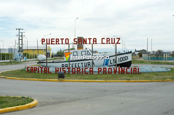 Portal de entrada a Puerto Santa Cruz
