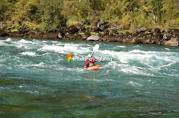 Kayak en el río Petrohué