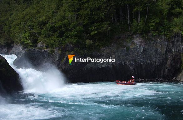 Entre spray y espuma del Petrohu - Puerto Varas