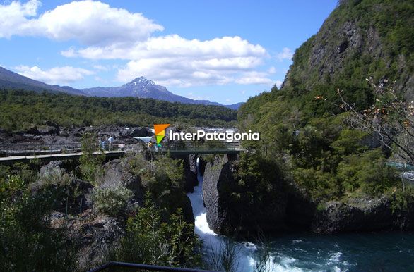 Pasarelas en los saltos de Petrohu - Puerto Varas