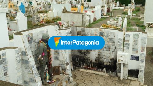Entrada al cementerio local