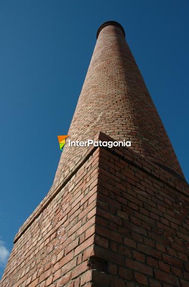 Vieja chimenea de la cervecera Austral - Punta Arenas