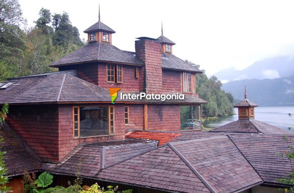 Madera, piedras y tejuelas en Puyuhuapi Lodge - Puyuhuapi