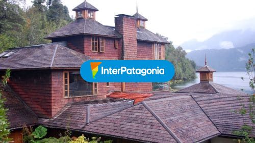 Madera, piedras y tejuelas en Puyuhuapi Lodge