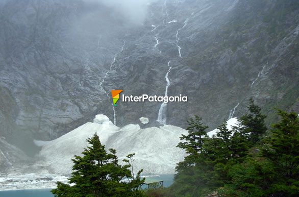 Hanging snowdrift, Queulat National Park - Puyuhuapi