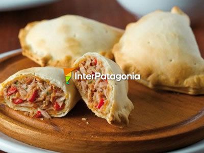 Empanadas de pescado o mejillones con salsa portuguesa