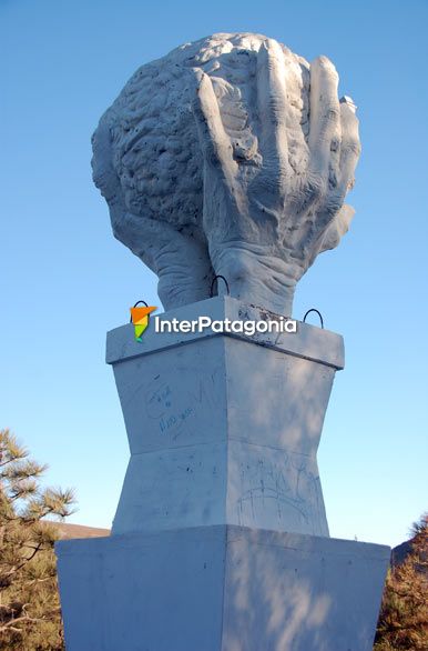 Shearing Monument - Ro Mayo